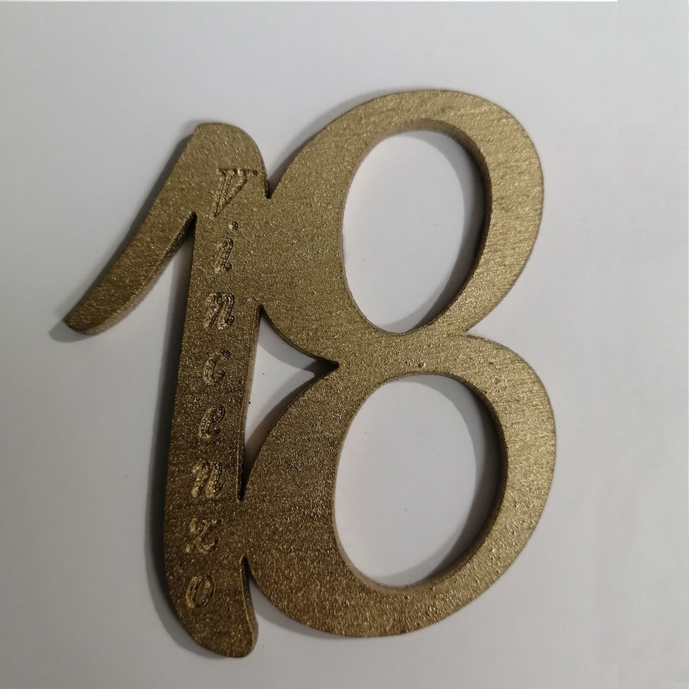 Numero 18 Verniciato con Incisione in Legno