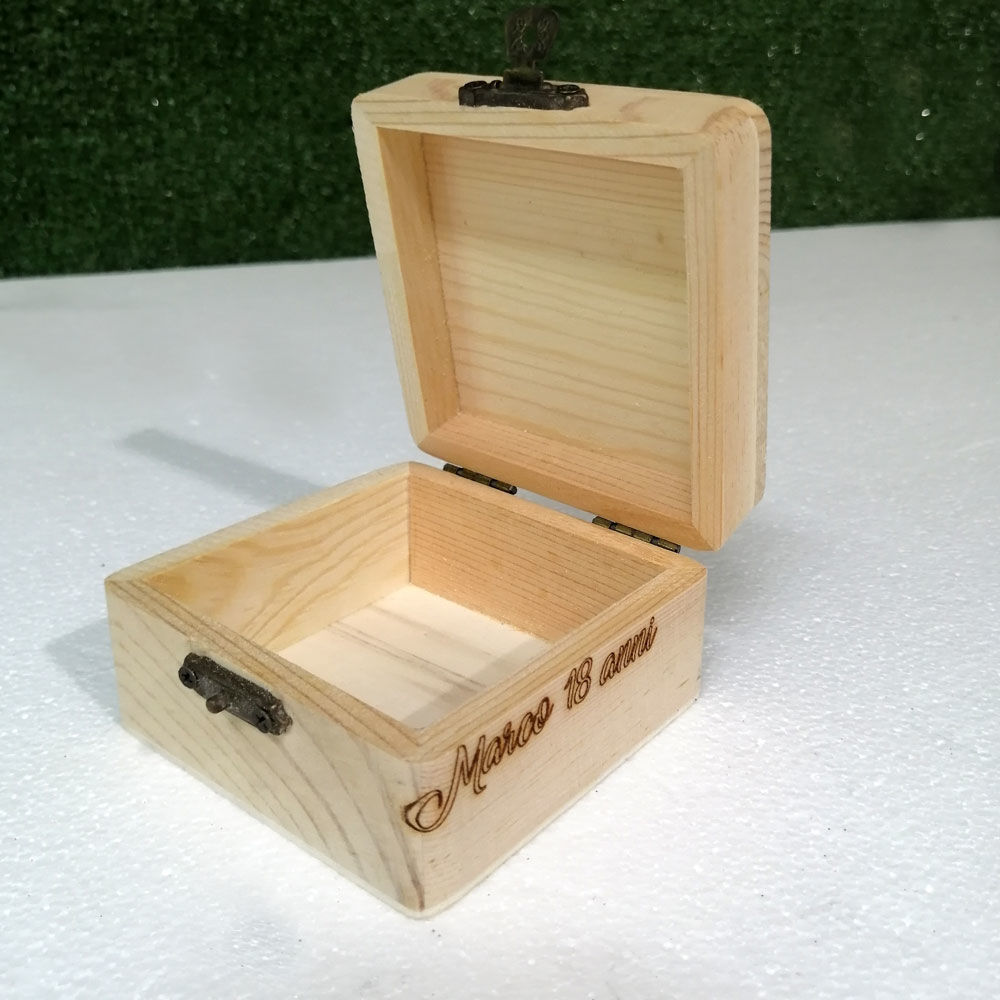 Cofanetto Quadrato in Legno con Incisione