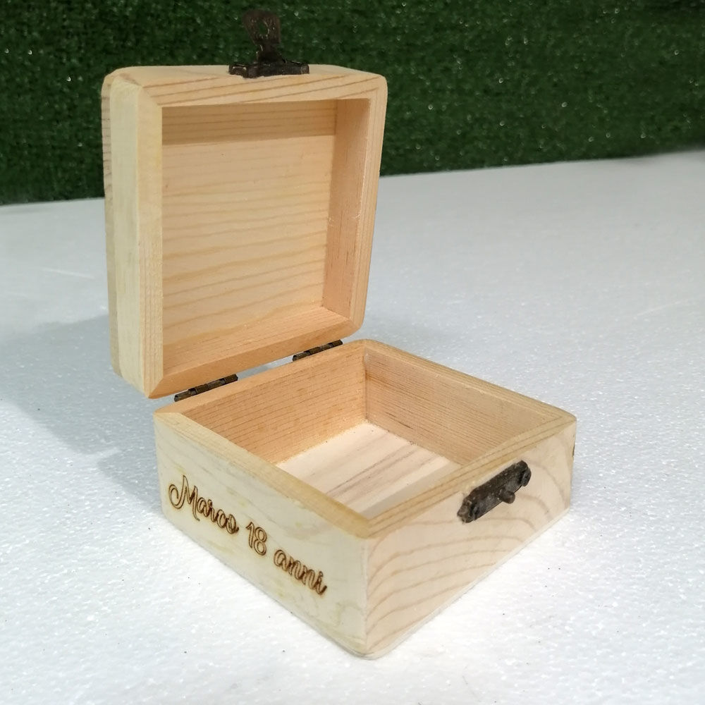 Cofanetto Quadrato in Legno con Incisione