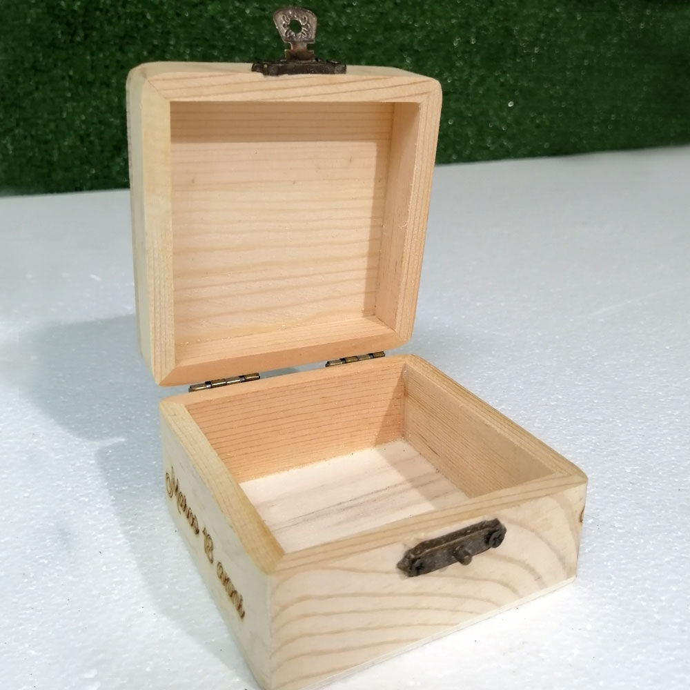 Cofanetto Quadrato in Legno con Incisione