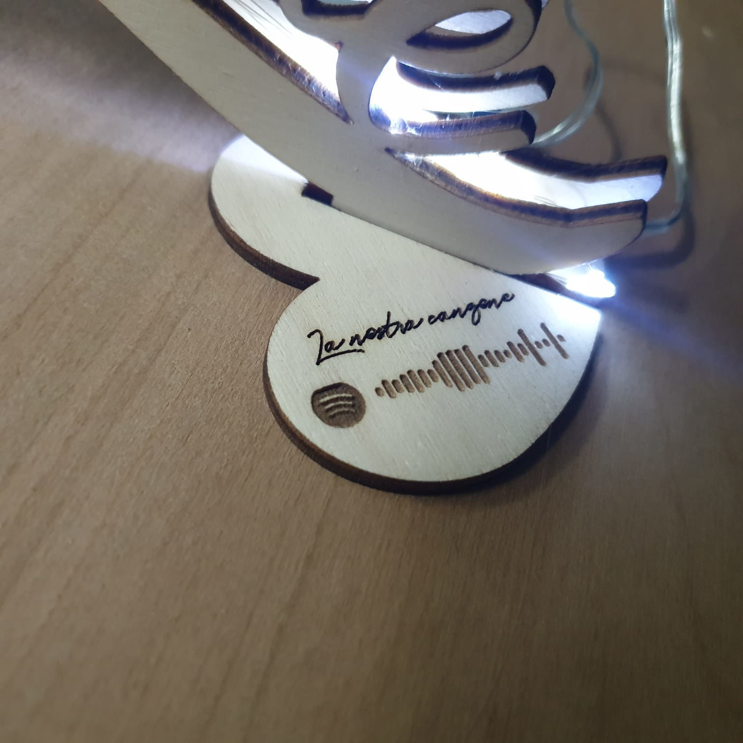 Lampada luminosa a forma di cuore con Scritta "Love"