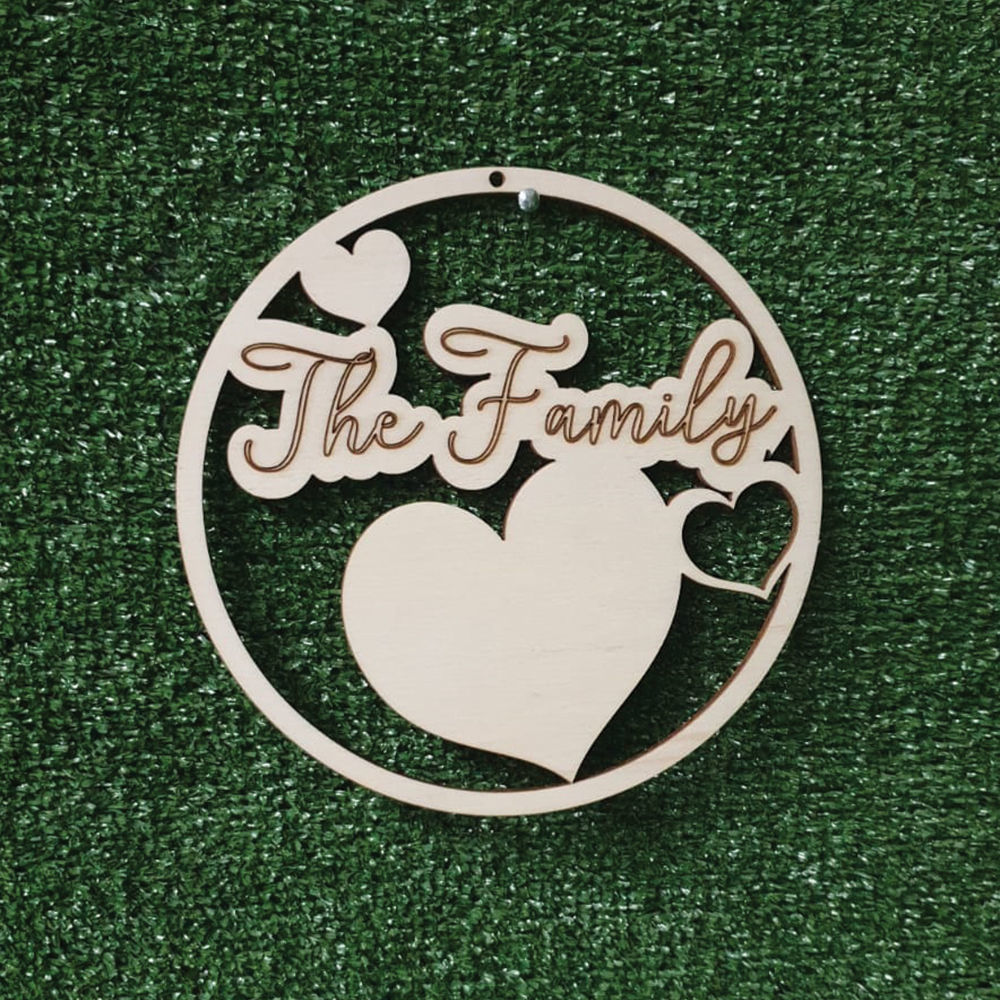 Dietro Porta in Legno con scritta "The Family"
