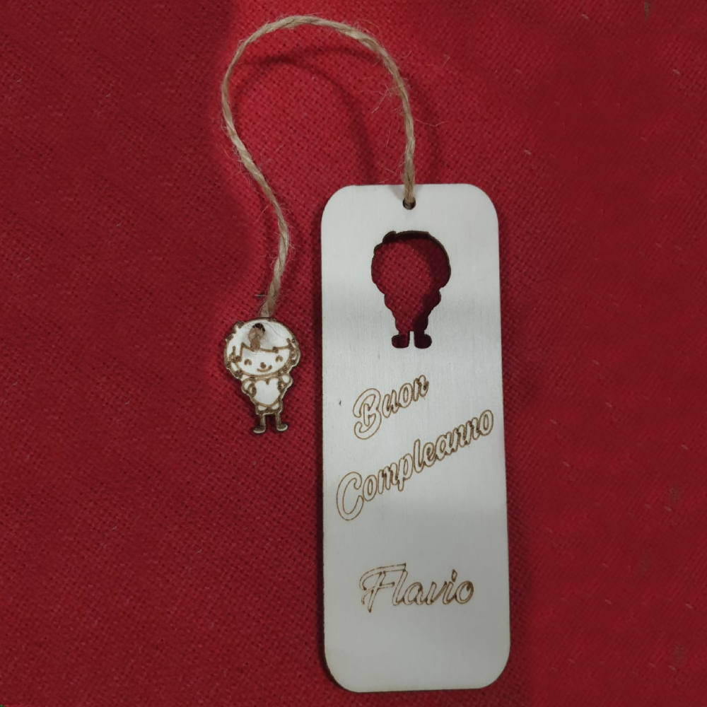 Segnalibro in legno con scritta "Buon Compleanno"