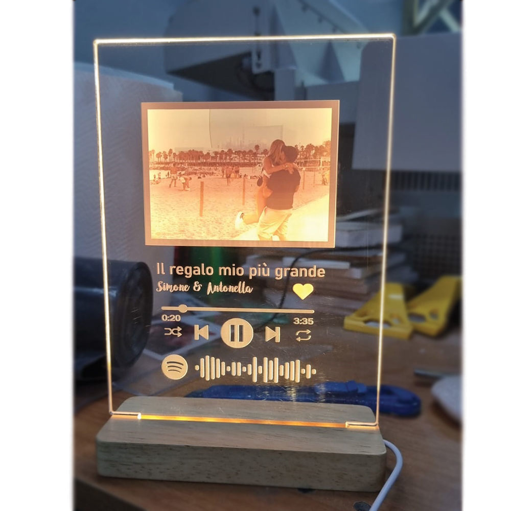 Lampada led in Plexiglass con foto e canzone