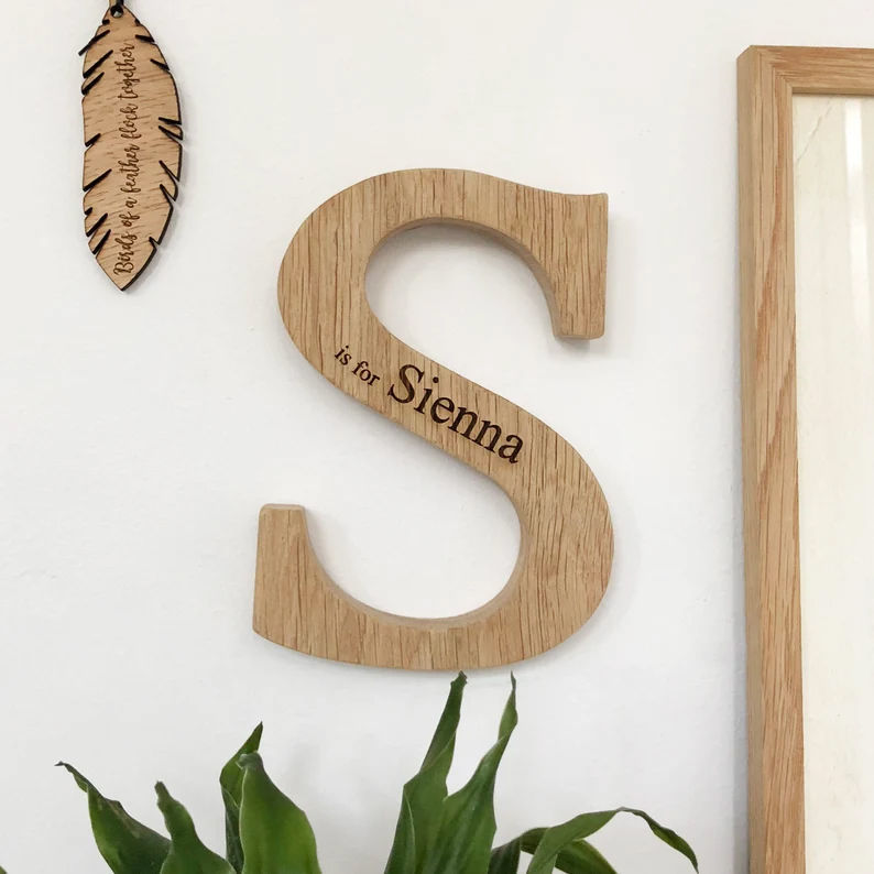 Lettera personalizzata in legno incisa o stampata